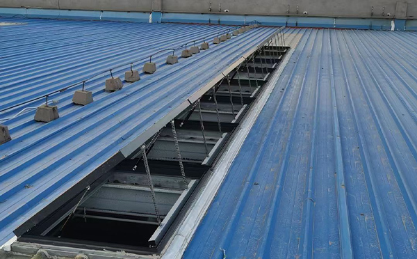 某城市大型商业综合体中庭张家川排烟窗工程