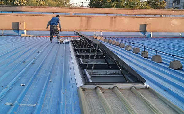 某区域性物流仓储中心张家川排烟窗系统安装项目